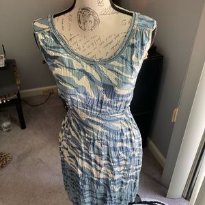 Crinkled Silk blue and off white dress length @33”  Size~4P. NWT